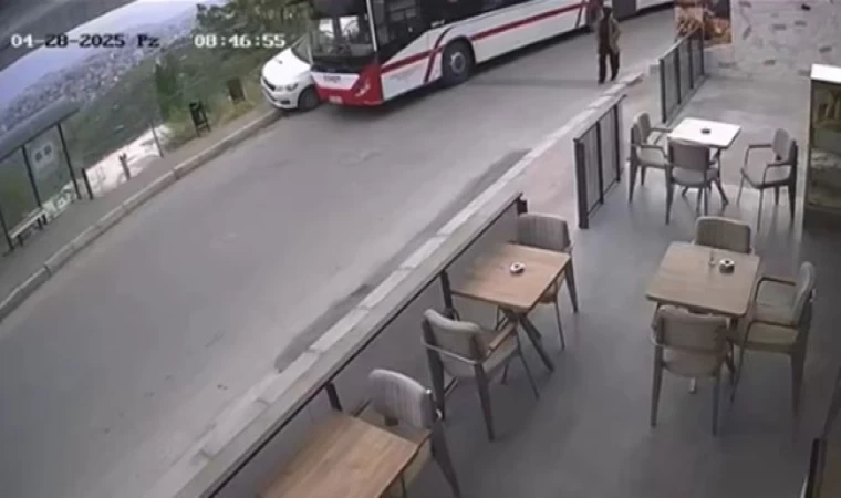 ESHOT otobüsü, park halindeki otomobile çarptı