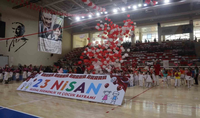 Eskişehir’de 23 Nisan miniklerin gösterileriyle birlikte coşkuyla kutlandı