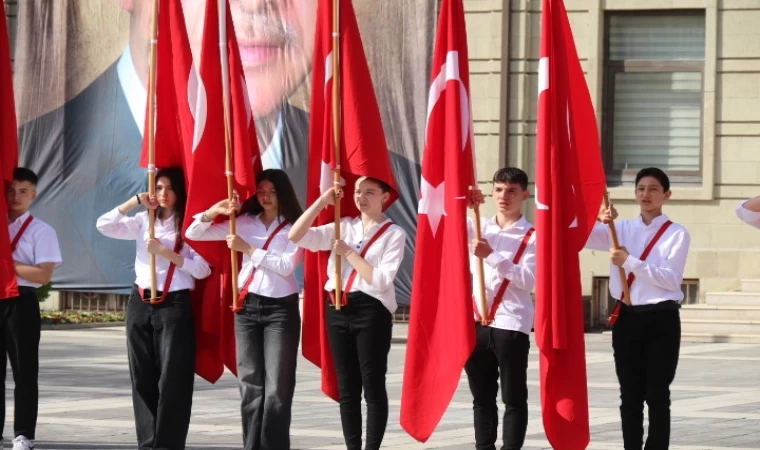 Eskişehir’de 23 Nisan Ulusal Egemenlik ve Çocuk Bayramı dolasıyla çelenk sunuldu