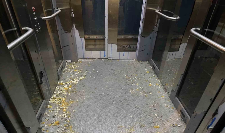 Etimesgut’ta üst geçit asansöründeki çöplere vatandaştan tepki