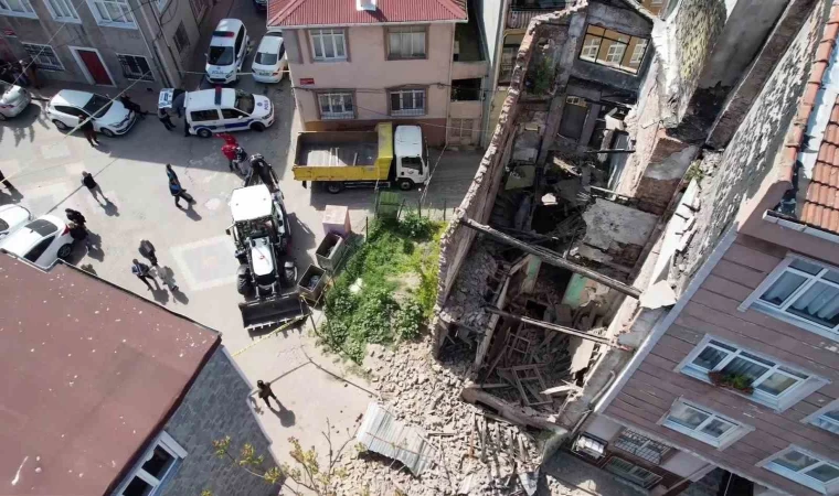 Fatih’te depremde hasar alan metruk bina yıkıldı