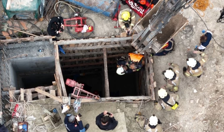 Fatih’te iş makinesinin çarptığı işçi, asansör boşluğuna düştü: Ağır yaralı işçiyi kurtarma çalışması havadan görüntülendi