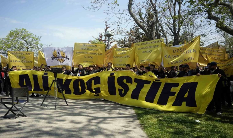 Fenerbahçe Divan Toplantısı sırasında bir grup taraftardan yönetime tepki