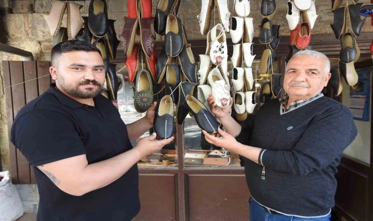 Gaziantep’in yemeni ayakkabıları turistlerden ilgi görüyor