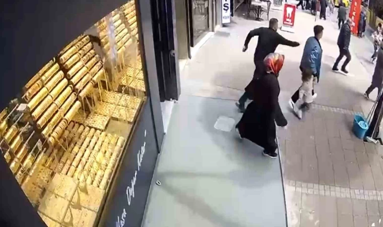 Gaziosmanpaşa’da deprem paniğiyle aşağı atlamak istedi: Vatandaşların ”atlama” çığlıkları kameraya yansıdı