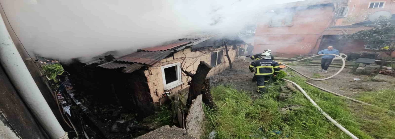 Gecekonduda çıkan yangında mahsur kalan yaşlı adamı otopark görevlisi kurtardı