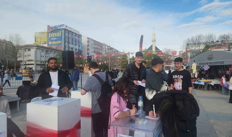 Geleceğe dair dileklerini 5 yıl sonra açılmak üzere yazdılar