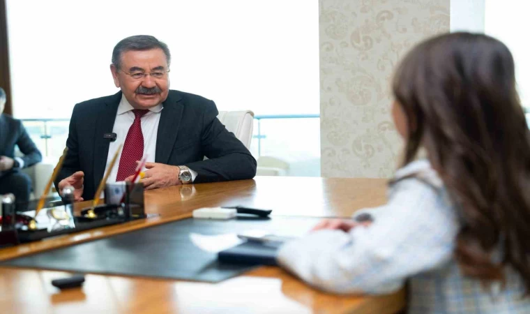 Gölbaşı Belediye Başkanı Odabaşı, 23 Nisan’da koltuğunu ilkokul öğrencisi Öykü’ye devretti
