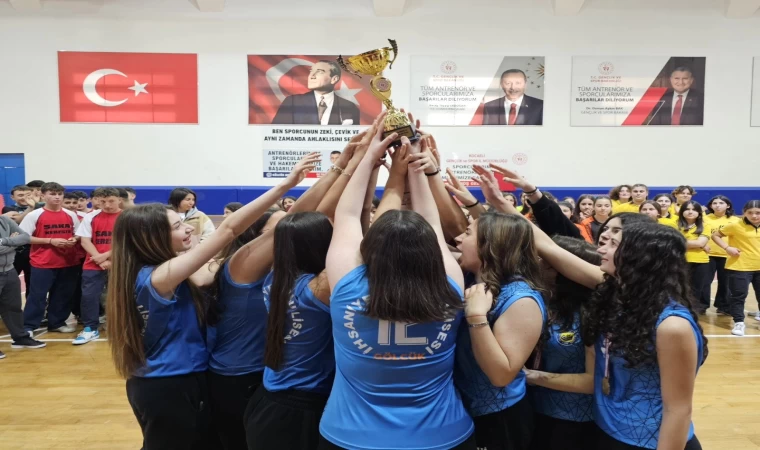 Gölcük’te okullar arası turnuvada dereceye girenler ödüllendirildi