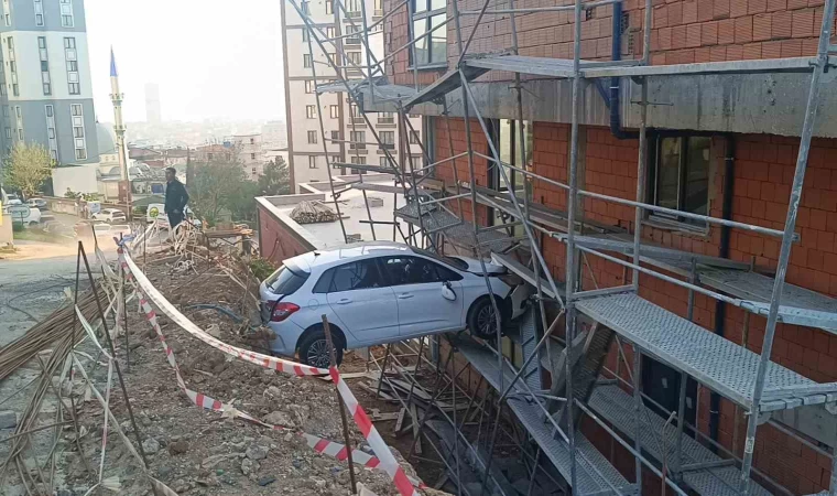 Görenler şaştı kaldı: Otomobilde mahsur kalan 4 kişi kurtarıldı