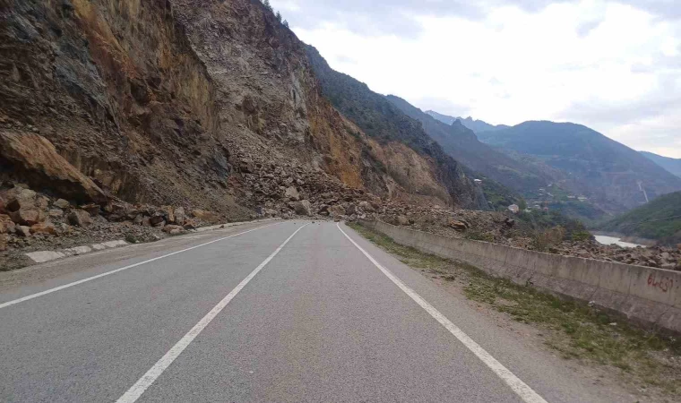 Gümüşhane-Tirebolu yolunda heyelan