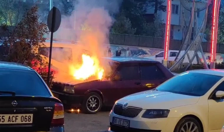 Hakkari’de park halindeki otomobil yandı