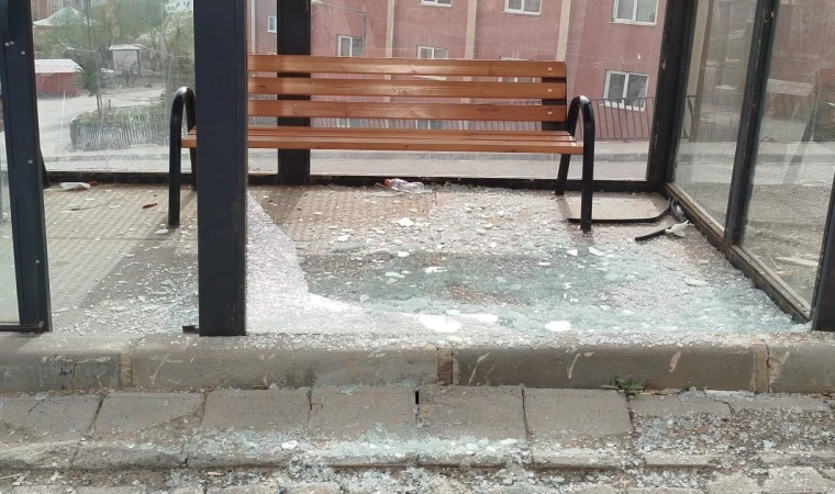 Hakkari’de park ve duraklara zarar verildi