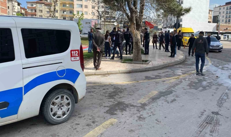 Husumetlisini cadde ortasında bıçakla yaraladı