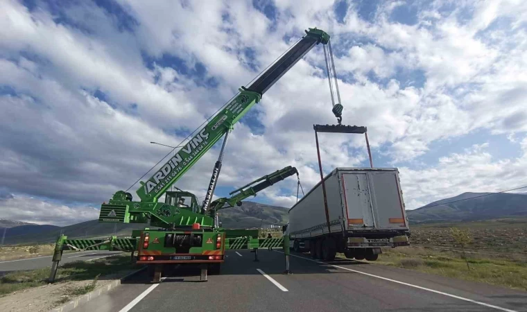 Iğdır’da kontrolden çıkan tır yol kenarında toprağa saplandı