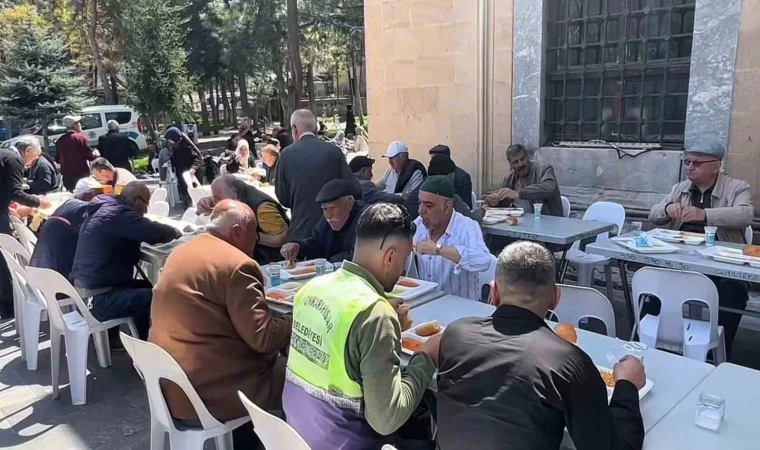 İmaret Camii’nde yüzlerce yıllık yemek dağıtım geleneği yaşatılıyor