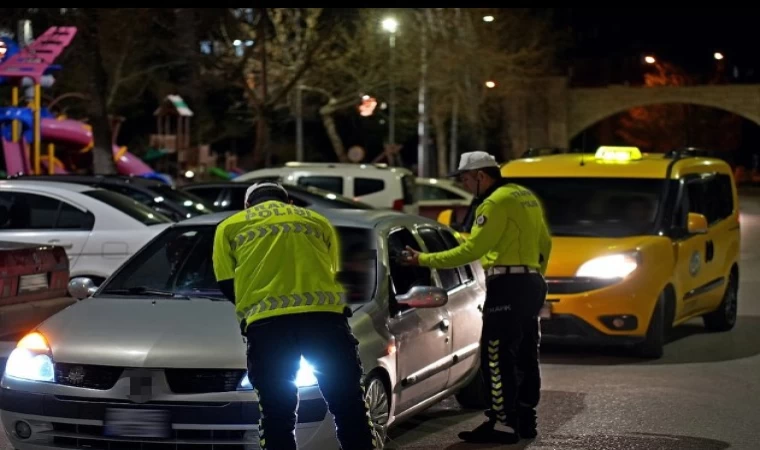 Isparta’da kurallara uymayan 20 araç sürücüsüne idari para cezası