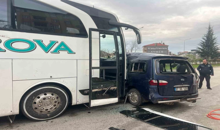 Isparta’da yolcu otobüsüyle hafif ticari araç çarpıştı: 1 ölü, 2 yaralı