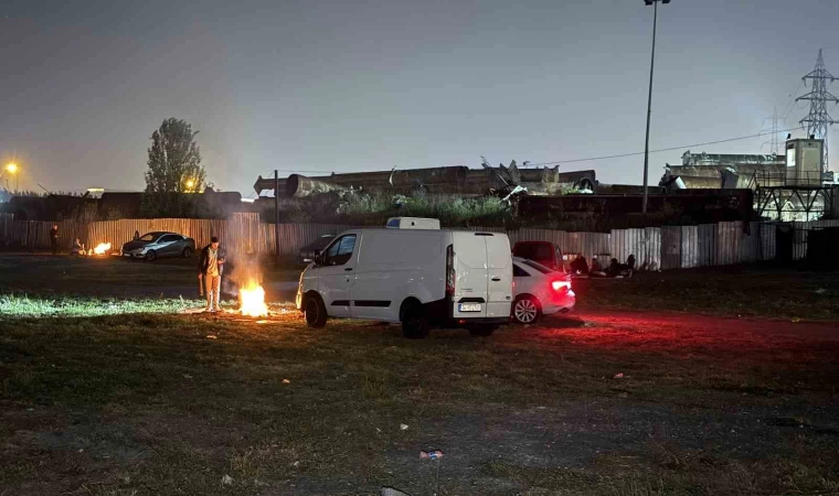 İstanbul’da bazı vatandaşlar deprem endişesiyle geceyi dışarıda geçirmeye devam etti