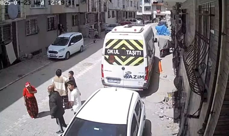 İstanbul’da depremden kaçış kamerada: Park halindeki araçlar böyle sallandı