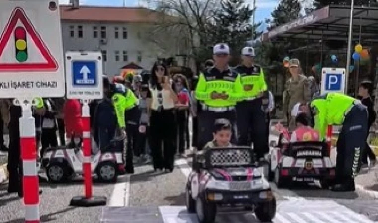 Jandarmadan çocuklara 23 Nisan kutlaması
