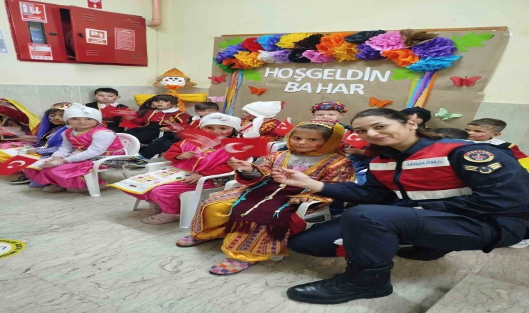 Jandarma’dan miniklere bayram sürprizi