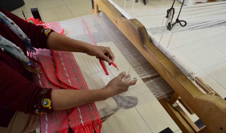 Kadınlar üretime kazandırdı: Ayakkabı bağcıkları renkli çantalara dönüşüyor
