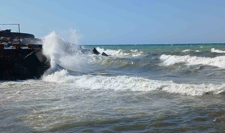 Karadeniz’de poyraz alarmı: 4 metrelik dalgalar oluştu