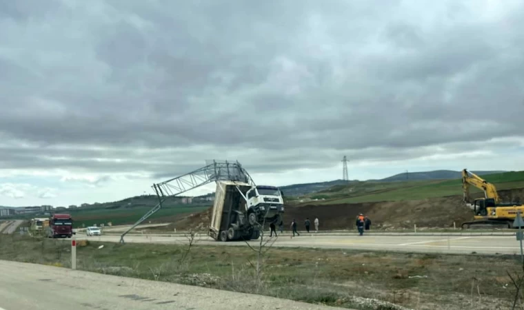 Kasası yön tabelasına takılan kamyon şaha kalktı