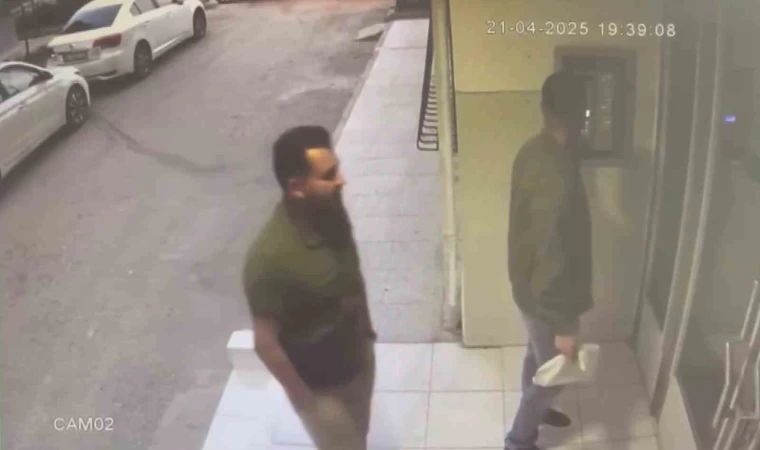 Katil komşu arkadaşını öldürüp, evi gaz yağı ile yakmış