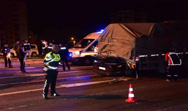 Kayseri’de Fiat Tofaş marka araç tırın altına girdi, kağıt gibi ezildi: 1 ölü