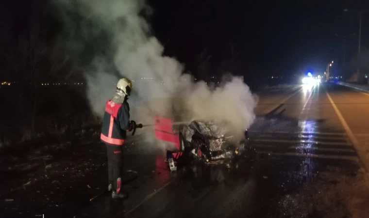 Kaza yapan otomobil yanmaya başladı