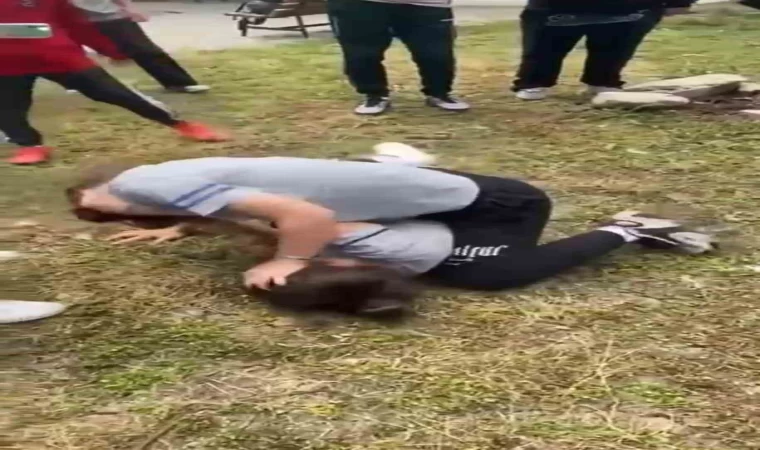 Kız öğrenciler saç saça kavga etti: O anlar kamerada