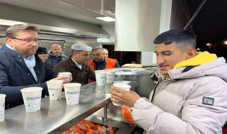 Kocaeli Büyükşehir Belediyesi ”Hızır 41” ekipleri Küçükçekmece’deki vatandaşlara çorba dağıttı