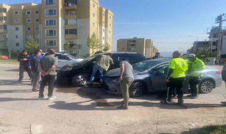 Kocaeli’de 3 araçlı zincirleme kaza: 3 yaralı