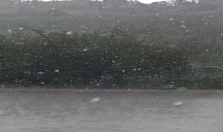 Kocaeli’de aniden bastıran dolu sürücülere zor anlar yaşattı