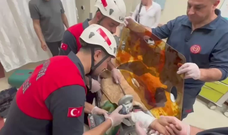 Koluna saplanan demir şişle ameliyata alındı