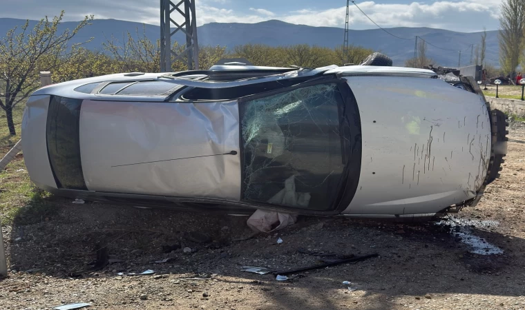 Kontrolden çıkan araç, toprak yığınına çaparak savruldu