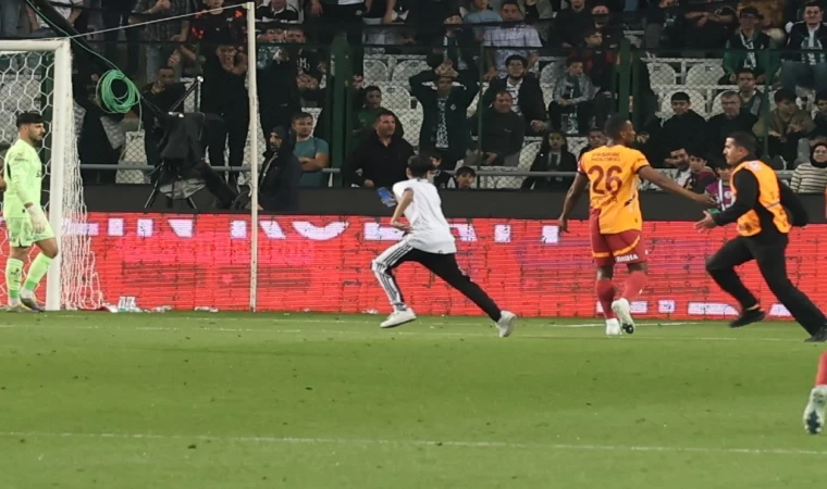 Konyaspor - Galatasaray maçında sahaya taraftar girdi