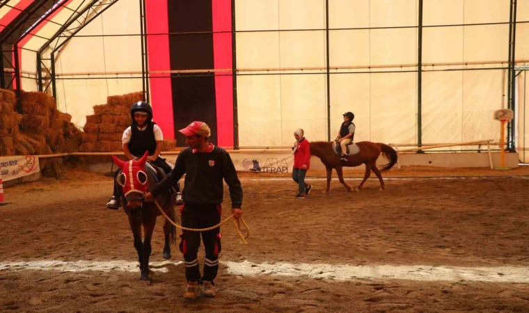 Koruma ve bakım altında bulunan çocuklar, 23 Nisan coşkusunu Diyarbakır Hipodromu’nda yaşadı