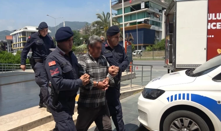 Koyuna tekme atıp iple eziyet eden adam tutuklandı, koyun koruma altına alındı