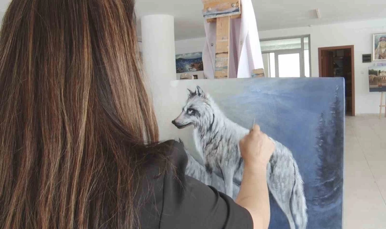 Kurtlara adanmış bir fırça: Türkiye’nin tek kadın realist kurt ressamı