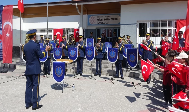 Kütahya Hava Eğitim Komutanlığı Bandosu’ndan Tavşanlı’da 23 Nisan coşkusu