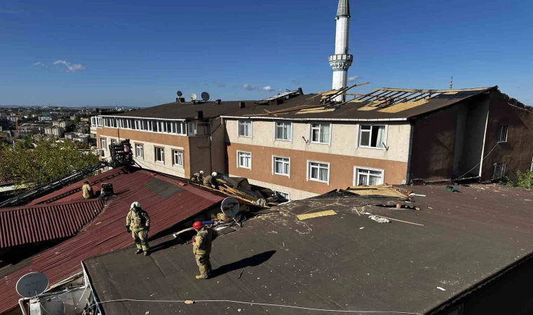 Kuvvetli rüzgarda uçan çatı iki binanın çatısına savruldu