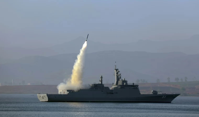 Kuzey Kore yeni savaş gemisindeki füze ve top sistemlerinin ilk test atışını gerçekleştirdi