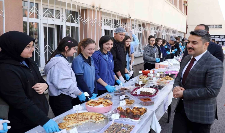 Lise öğrencileri kardeş okul için hayır panayırı düzenledi