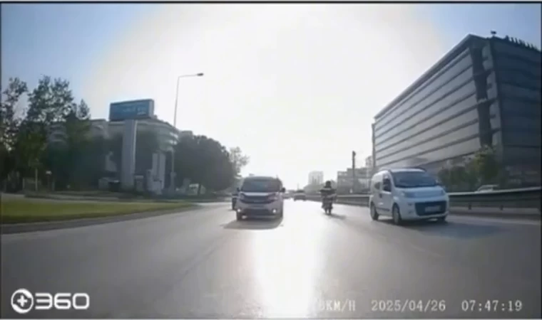 Makas atarak trafiği tehlikeye sokan otomobil kamerada