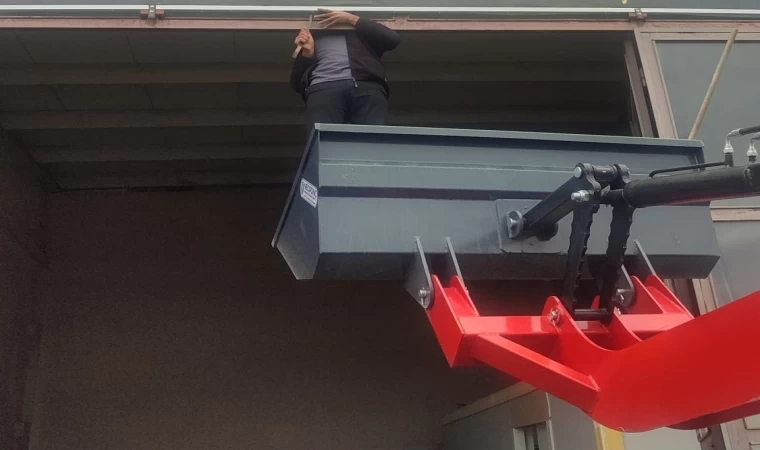 Malatya’da pencereye sıkışan güvercini esnaf kurtardı