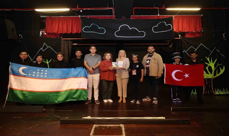 Merkezefendi’nin dört bir noktasında tiyatro oyunları sahnelenmeye devam ediyor