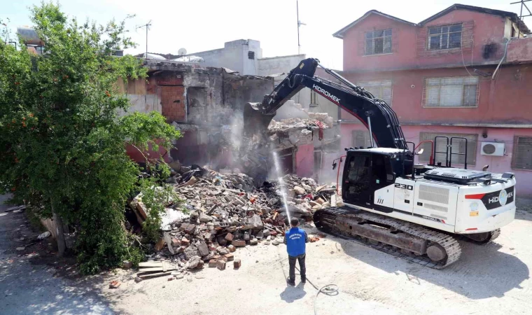 Mersin’de can güvenliğini tehdit eden metruk yapılar yıkılıyor
